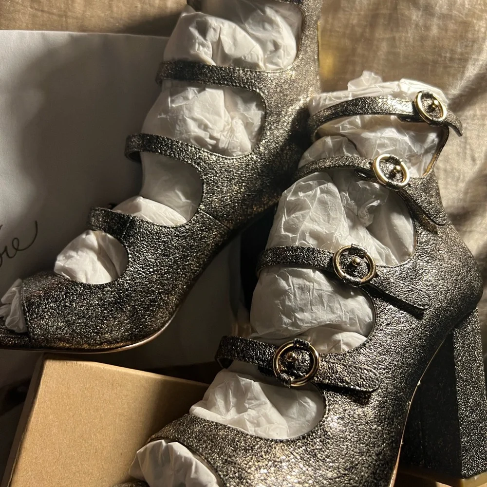 Size 6 1/2 Josie leather gold heels - Picture 10 of 16